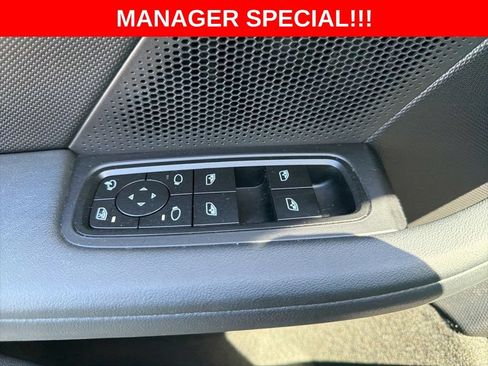 Used 2022 Porsche Taycan RWD image 32