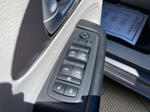 Used 2018 Chrysler Pacifica Touring-L FWD image 12