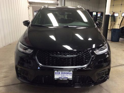 New 2026 Chrysler Pacifica Limited w/ S Appearance Package image 9