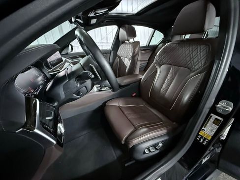 Used 2022 BMW M550i xDrive w/ Dynamic Handling Package image 17