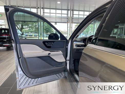 Used 2020 Lincoln Aviator 2WD image 23