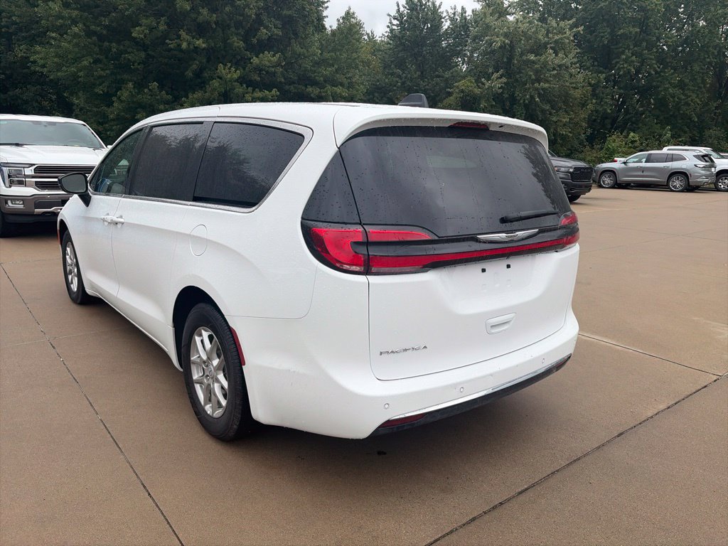 Used 2025 Chrysler Pacifica Select FWD image 9