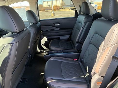 New 2026 Nissan Pathfinder Platinum image 18