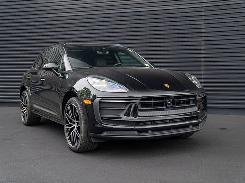 Certified 2023 Porsche Macan AWD/4WD image 27
