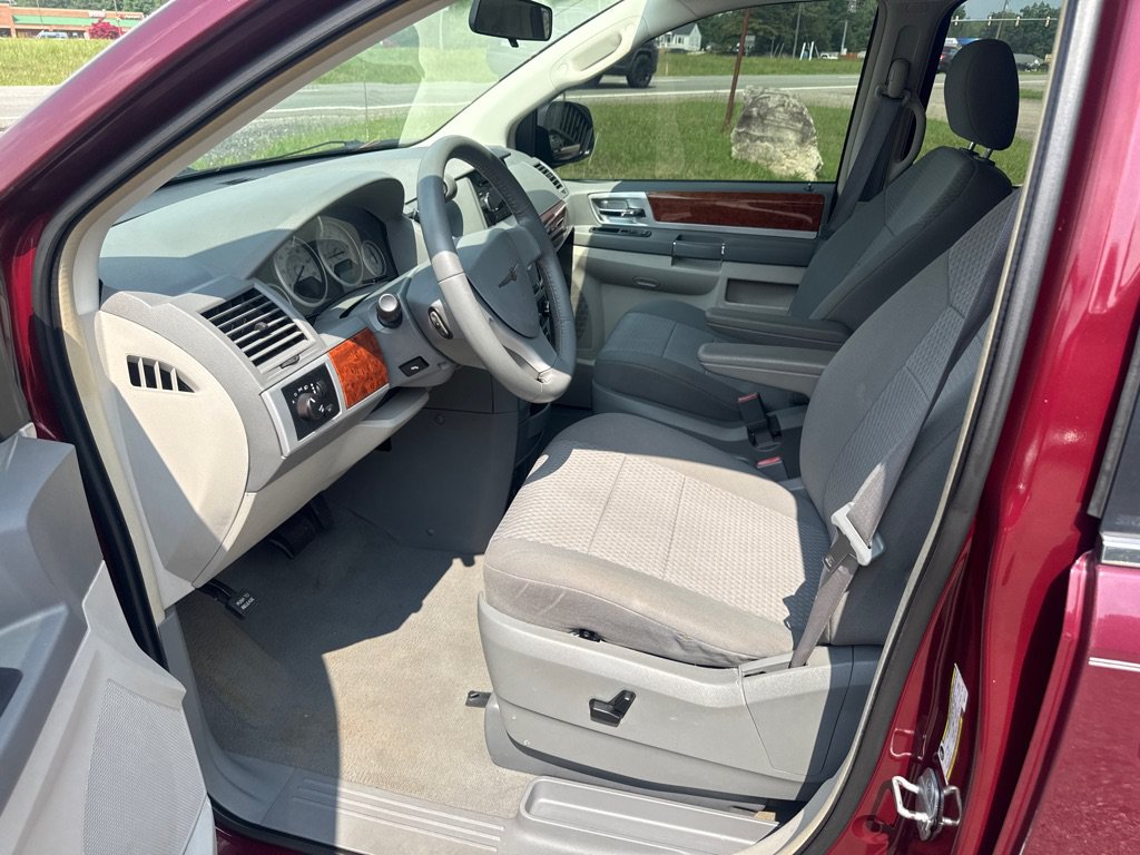 Used 2009 Chrysler Town & Country Touring FWD image 29