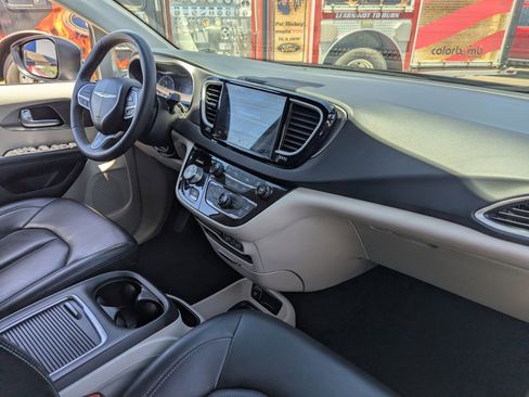 Used 2023 Chrysler Pacifica Touring-L image 13