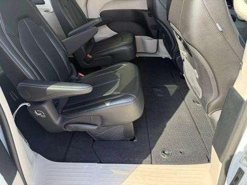 Used 2024 Chrysler Pacifica Touring-L w/ Road Tripper Package AWD/4WD image 11