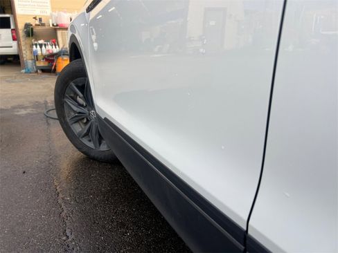 Used 2024 Volkswagen Tiguan SE w/ Panoramic Sunroof Package image 32