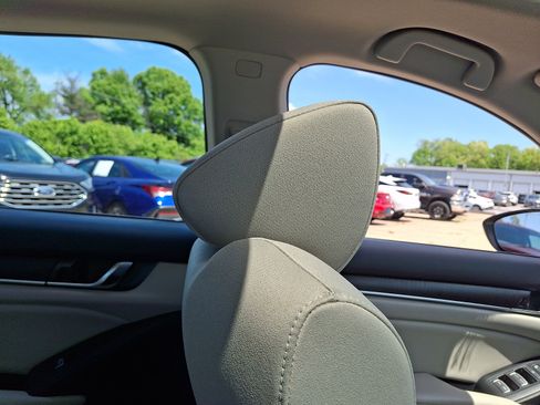 Used 2019 Honda Accord EX image 13