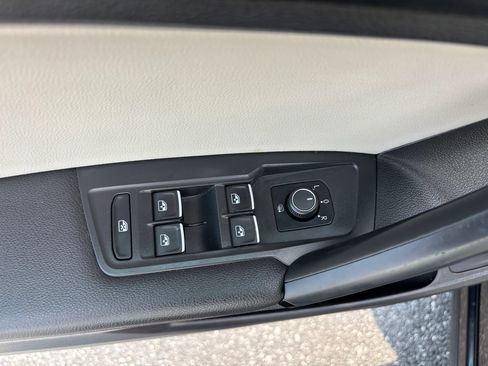 Used 2019 Volkswagen Tiguan SEL AWD/4WD image 18