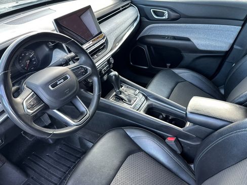 Used 2024 Jeep Compass Latitude image 9