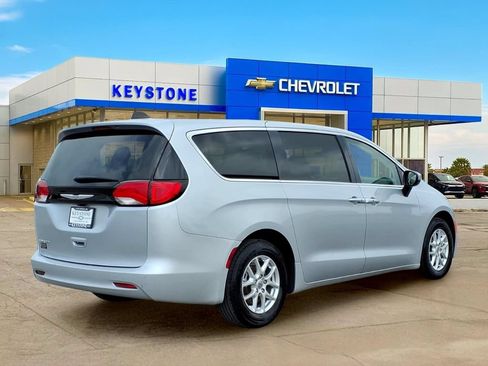 Used 2023 Chrysler Voyager LX FWD image 7