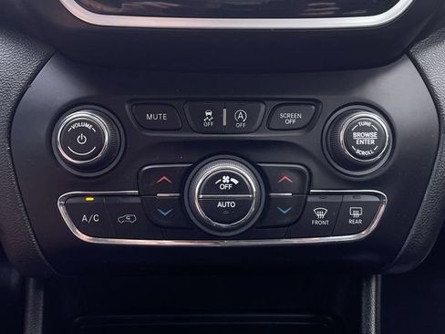 Used 2019 Jeep Cherokee Limited w/ Luxury Group AWD/4WD image 26