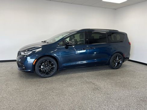 Used 2025 Chrysler Pacifica Limited image 22