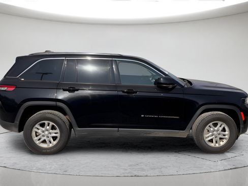 Used 2023 Jeep Grand Cherokee Laredo AWD/4WD image 2