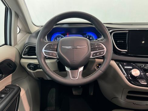 Used 2024 Chrysler Pacifica Touring-L FWD image 12