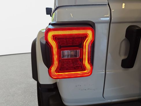 Used 2026 Jeep Wrangler Unlimited Rubicon AWD/4WD image 32