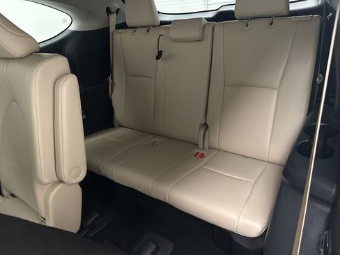 Used 2021 Toyota Highlander XLE image 14