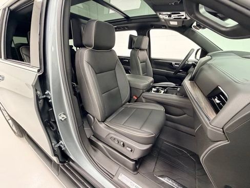Certified 2026 Chevrolet Suburban Premier AWD/4WD image 30