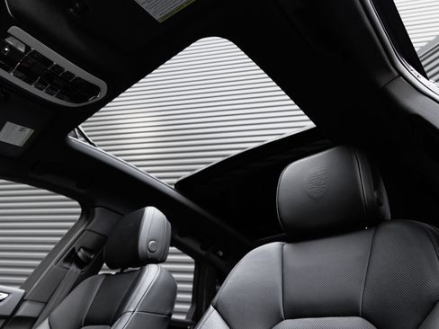 Certified 2025 Porsche Macan AWD/4WD image 14