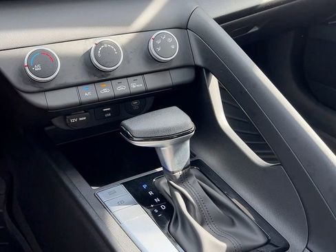 Certified 2025 Hyundai Elantra SE image 32