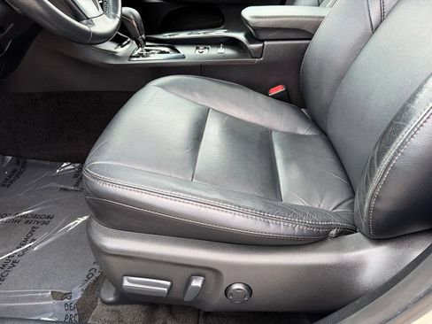 Used 2016 Toyota Avalon XLE Plus FWD image 35