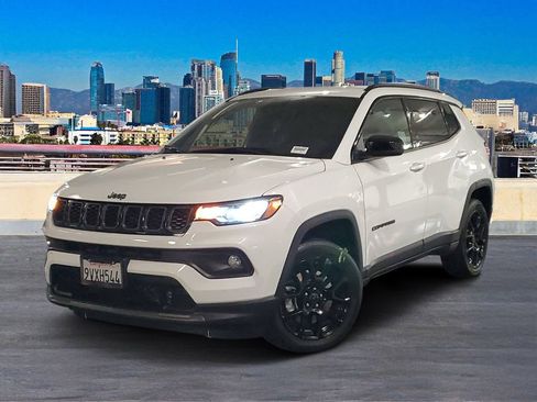 Used 2026 Jeep Compass Latitude AWD/4WD image 2