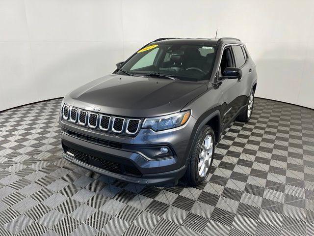 Used 2023 Jeep Compass Latitude AWD/4WD image 3