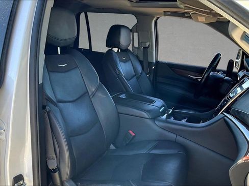 Used 2019 Cadillac Escalade Luxury AWD/4WD image 35