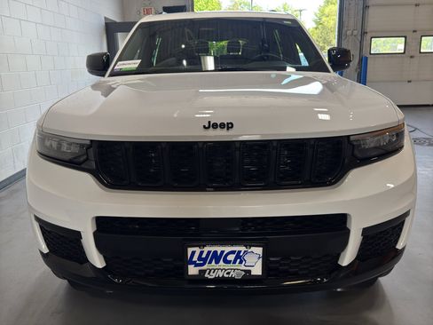 Used 2023 Jeep Grand Cherokee L Altitude AWD/4WD image 8