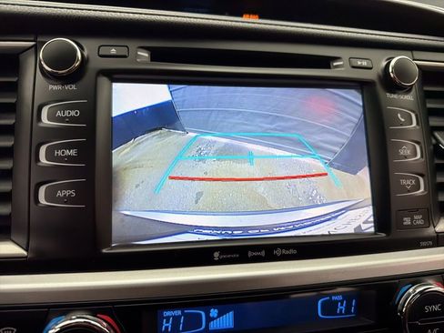 Used 2018 Toyota Highlander XLE image 18