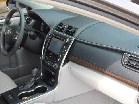 Used 2017 Toyota Camry XLE w/ Moonroof Package FWD image 20