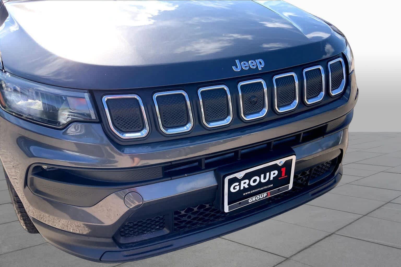 Used 2022 Jeep Compass Latitude w/ Sun and Sound Group AWD/4WD image 30