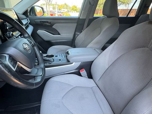 Used 2022 Toyota Highlander LE image 22