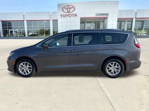 Used 2021 Chrysler Pacifica Touring-L FWD image 2