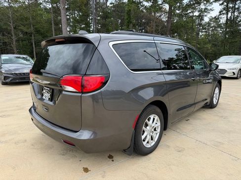 Used 2017 Chrysler Pacifica Touring FWD image 5