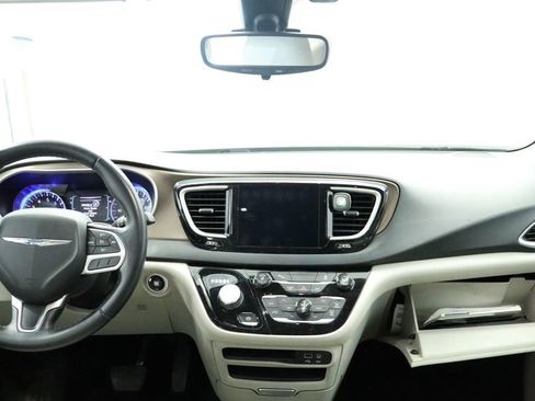 Certified 2017 Chrysler Pacifica Touring-L w/ Tire & Wheel Group image 23