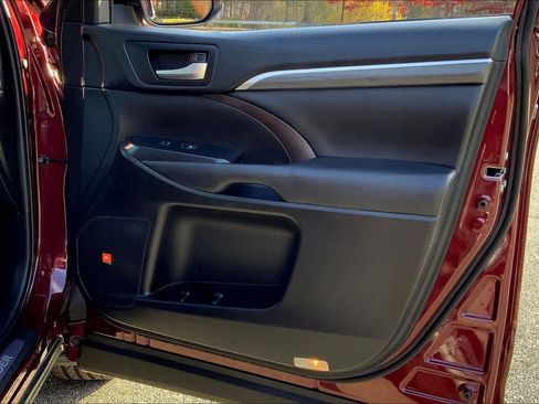 Used 2019 Toyota Highlander Limited image 21