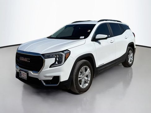 Used 2024 GMC Terrain SLE w/ Driver Convenience Package FWD image 3