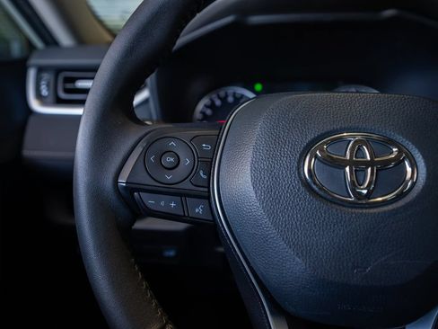 Used 2022 Toyota RAV4 XLE Premium FWD image 17
