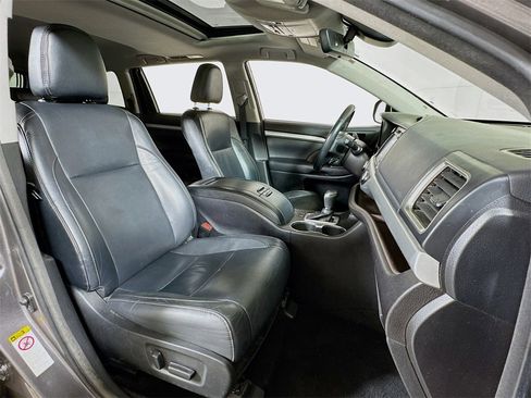 Used 2018 Toyota Highlander SE image 28