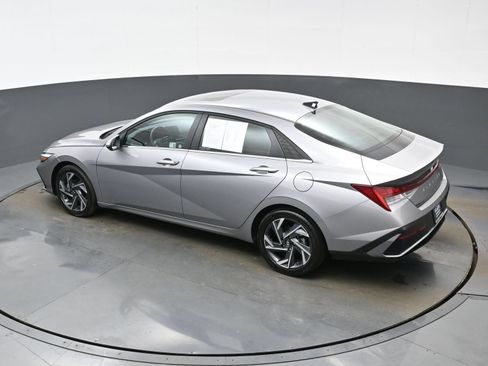 Used 2025 Hyundai Elantra Limited FWD image 35