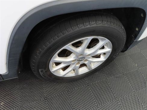 Used 2018 Jeep Cherokee Latitude Plus w/ Comfort/Convenience Group FWD image 9