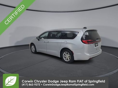 Certified 2024 Chrysler Pacifica Touring-L image 11