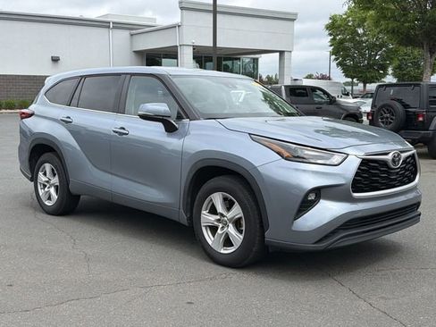 Used 2023 Toyota Highlander LE FWD image 7
