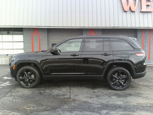 Used 2024 Jeep Grand Cherokee Altitude image 2