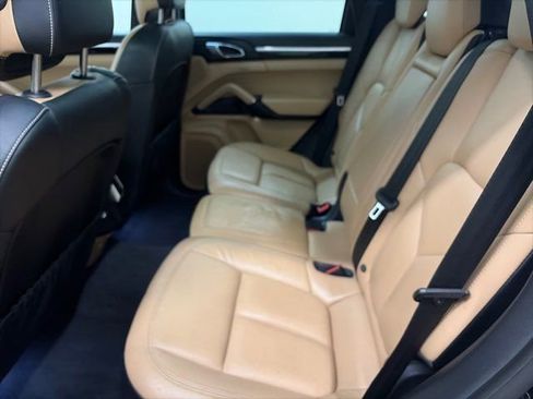 Used 2016 Porsche Cayenne w/ Premium Package image 27