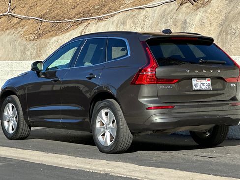 Certified 2022 Volvo XC60 B5 Momentum image 7