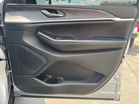 Used 2024 Jeep Grand Cherokee Limited w/ Black Appearance Package image 26