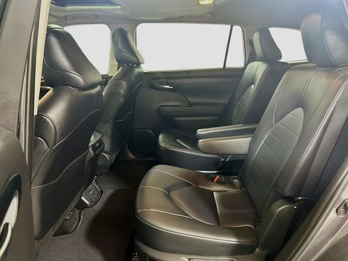 Used 2025 Toyota Highlander XLE FWD image 22